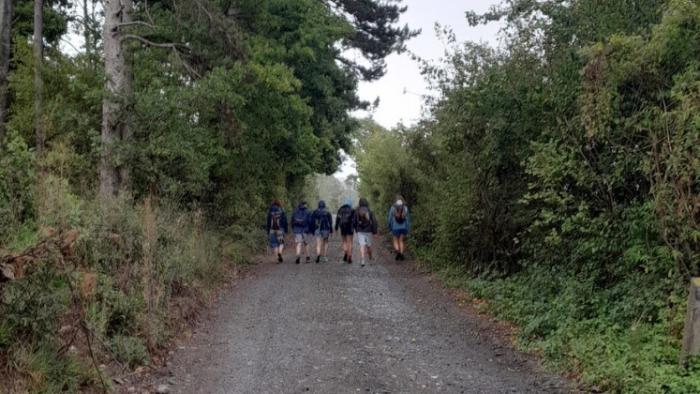 jeunes en forêt
