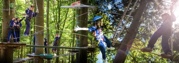 Kinderen die hoogteparcours beklimmen