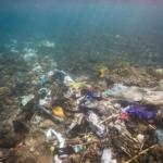 Déchets plastiques au fond de l'eau