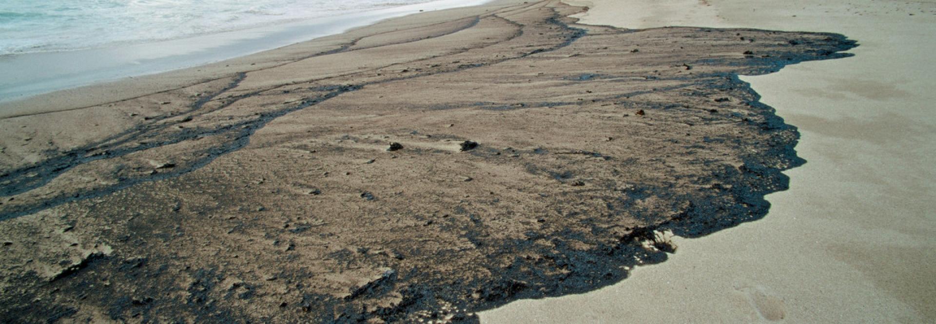 Goudron qui s'échoue au bord de la mer