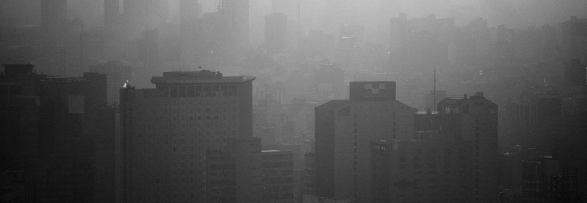 Immeubles et ciel brumeux