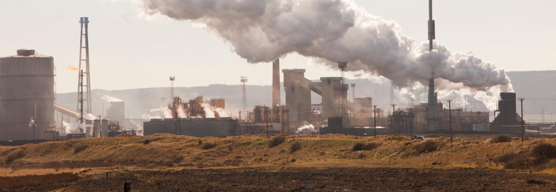 Fumée importante sortant d'une cheminée d'usine 