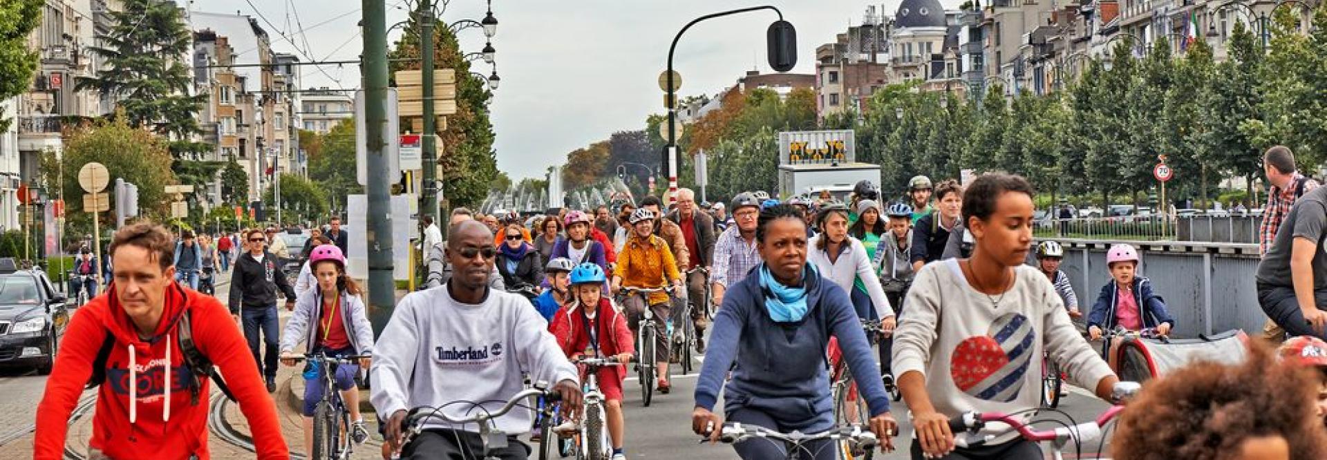 Un groupe de cyclistes roulant en ville - vue de face