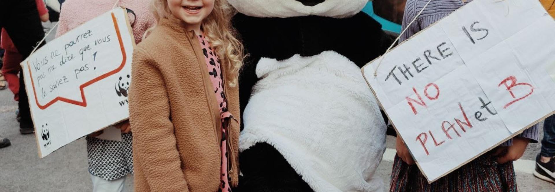 Panda en kinderen op klimaatmars