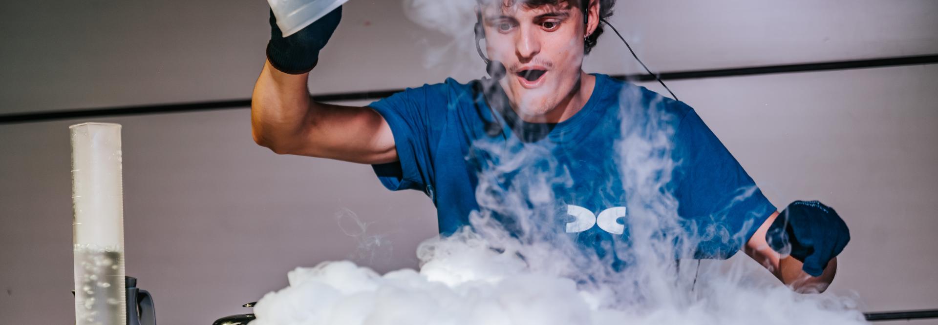 Jongen dat met experiment wolken maakt