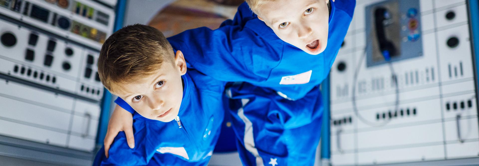 2 kinderen gekleed als astronaut