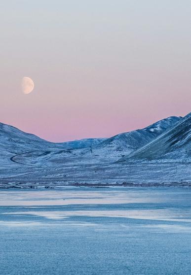 Etendue d'eau devant des montagnes enneigées