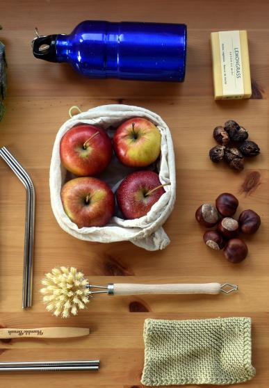 Plusieurs objets vus d'en haut - Idées zéro déchet : sac en tissu, paille métallique, gourde, etc